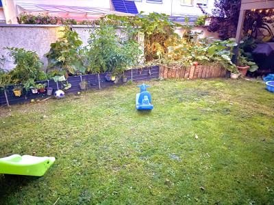 Garten mit Hochbeet
